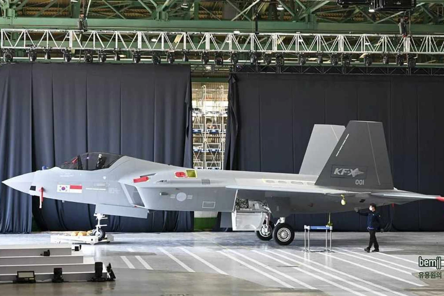 Coreia do Sul apresenta primeiro protótipo do caça KF-21 Boramae