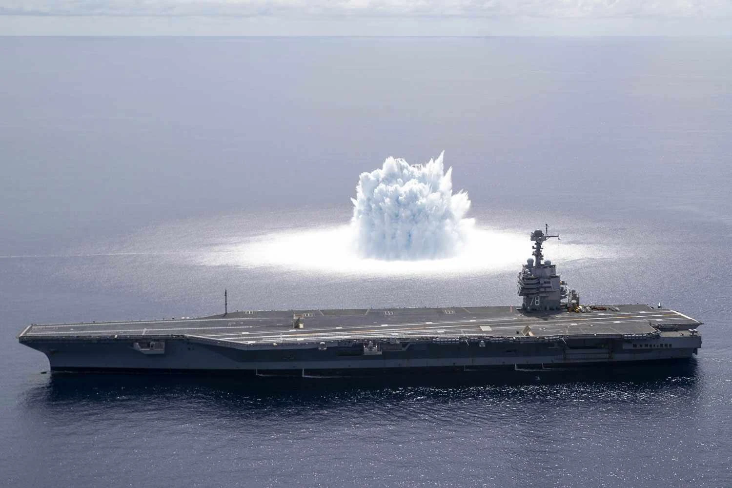 O USS Gerald R. Ford (CVN 78) é exposto a uma explosão de 3,9 graus na escala Richter (USN)