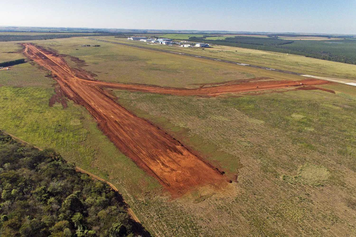 A pista de terra aberta em Gavião Peixoto tem 1.800 m de extensão