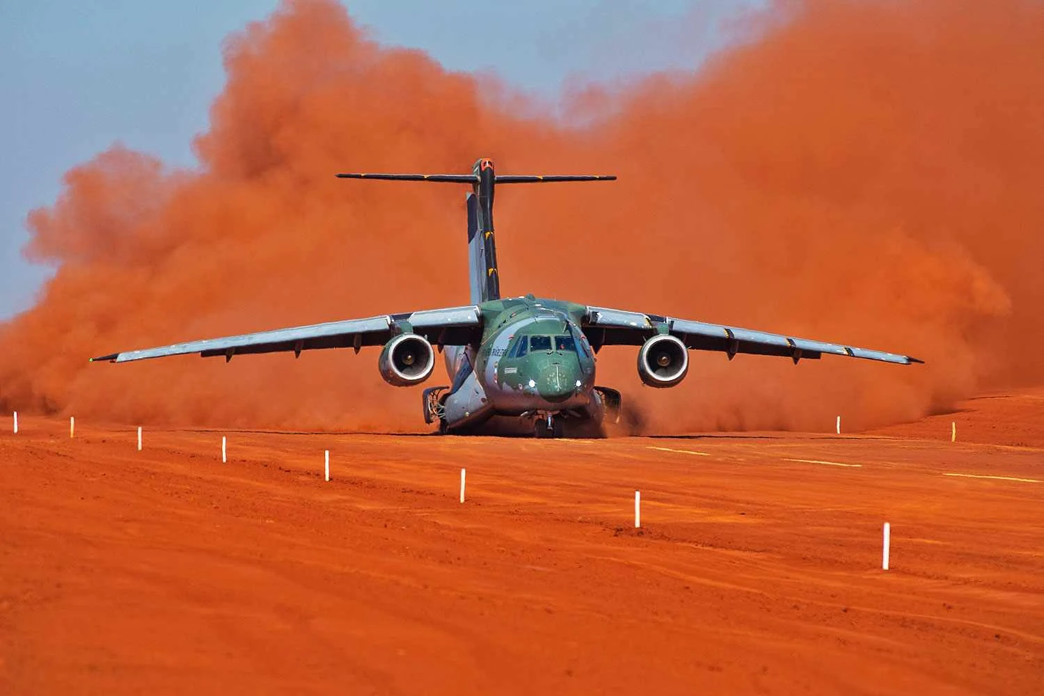 Levantou poeira! A Embraer construiu uma pista de terra em Gavião Peixoto para testar o KC-390 (Embraer)
