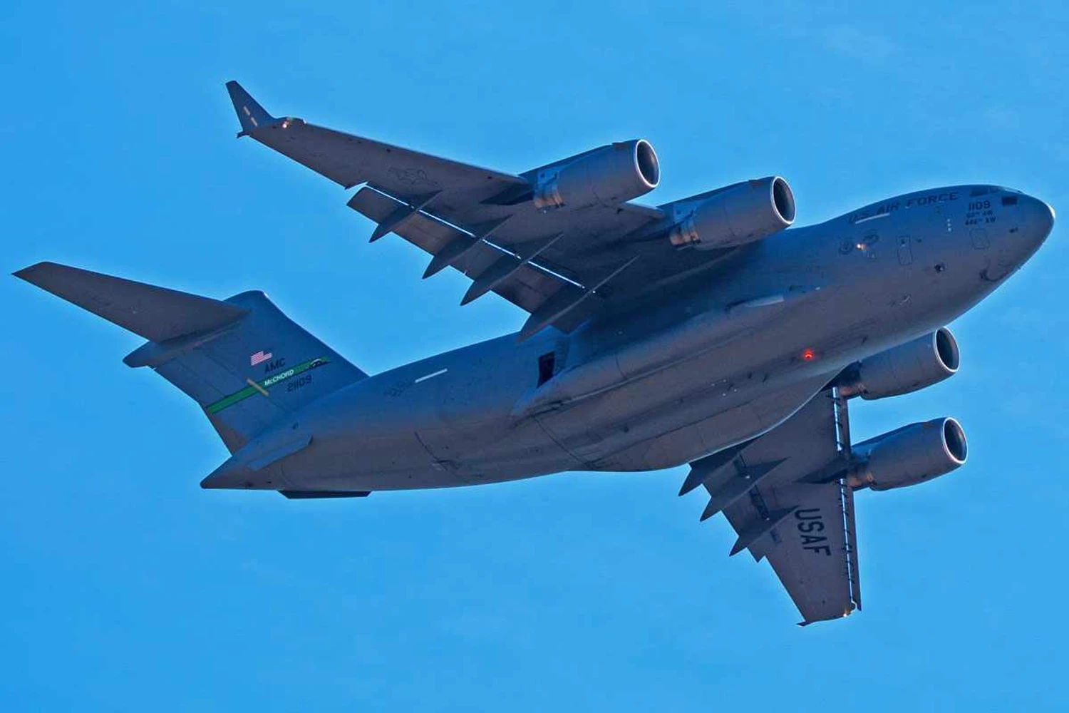 C-17 que levou refugiados do Afeganistão transportou recorde de 823 pessoas