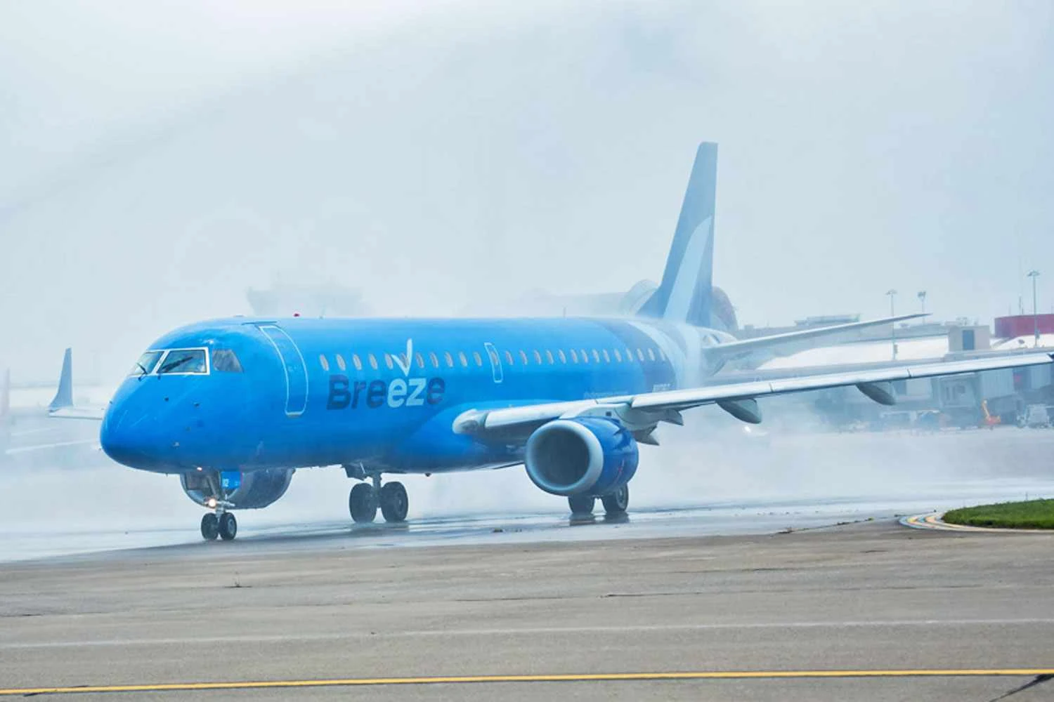 E190 da Breeze Airways (Pittsburgh Airport)