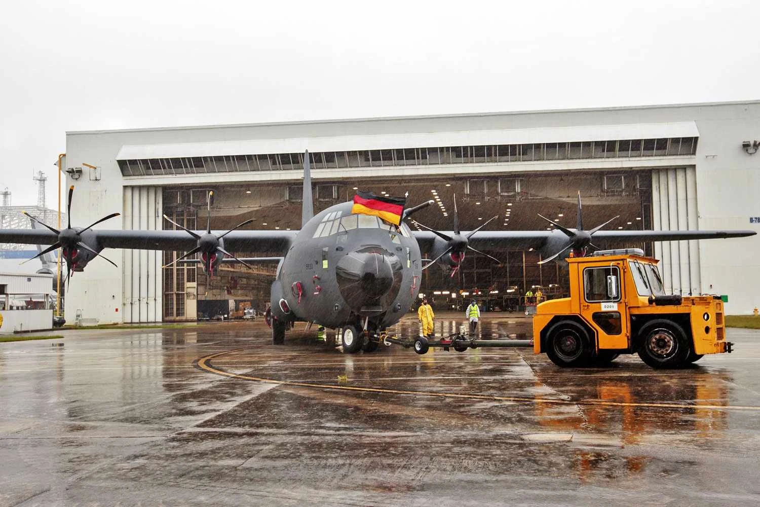 Primeiro C-130J Hercules com as cores da Luftwaffe é apresentado