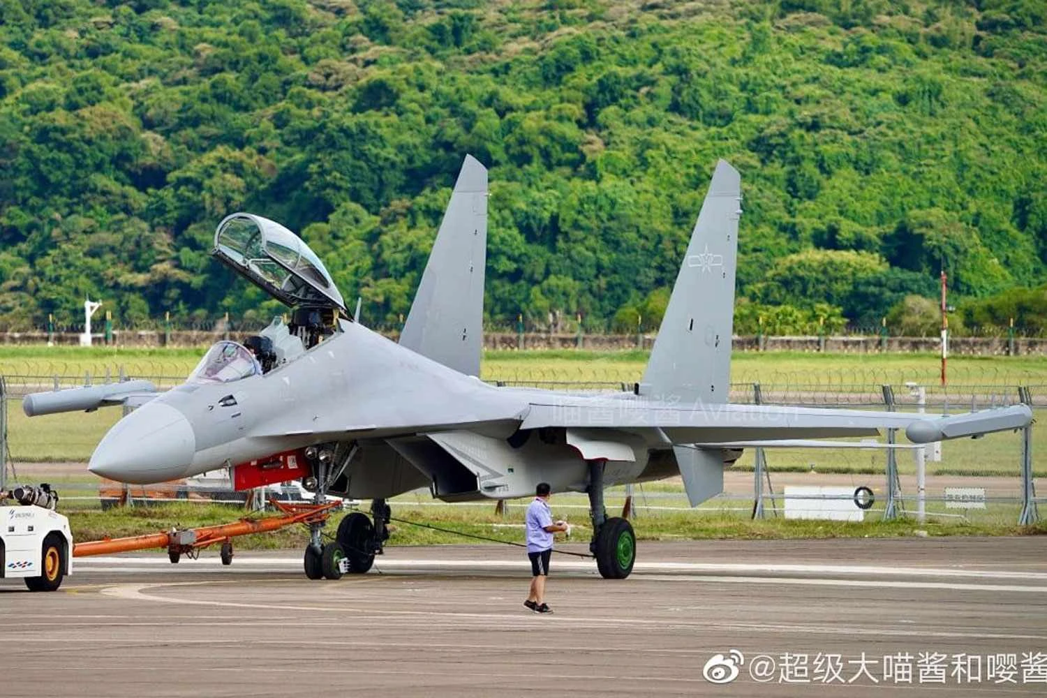 Em show aéreo, China revela diversos drones e avião de guerra eletrônica