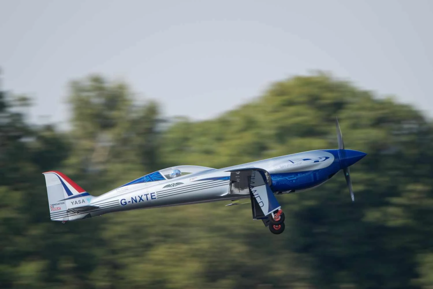 Avião elétrico da Rolls-Royce faz seu primeiro voo na Inglaterra