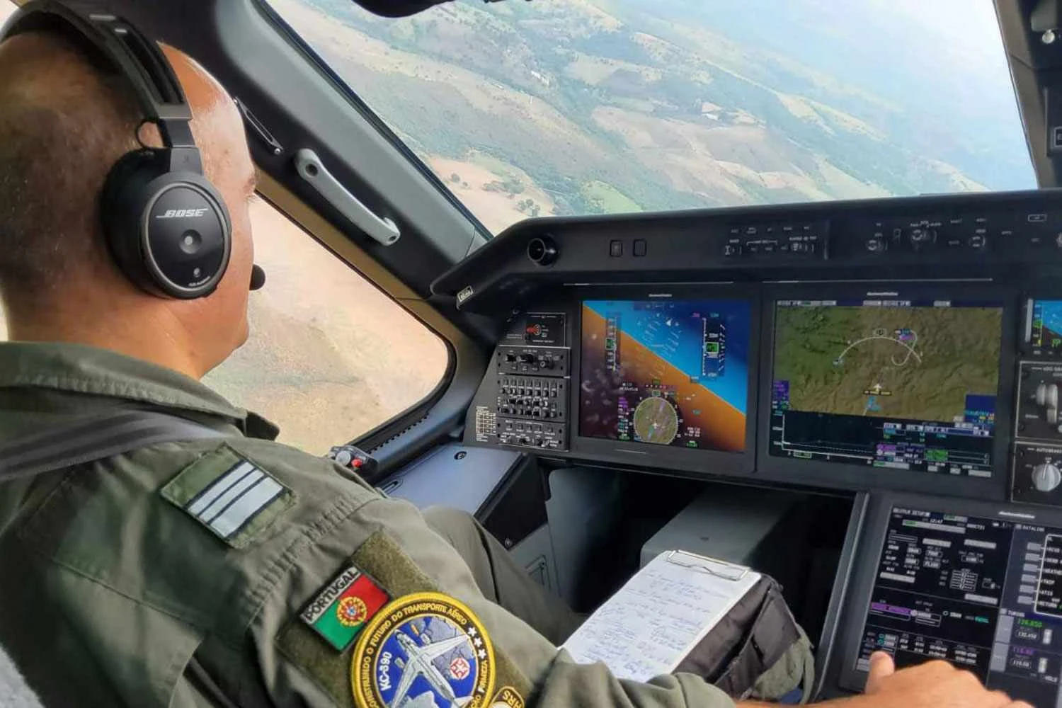 Piloto da Força Aérea Portuguesa a bordo do KC-390 da FAB