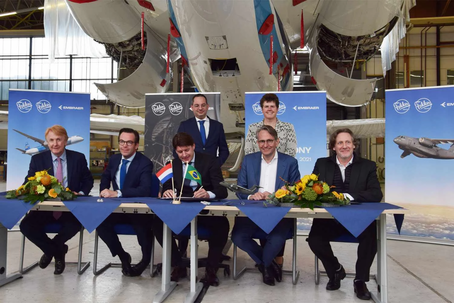 Representantes da Embraer e da Fokker assinam o acordo (Embraer)