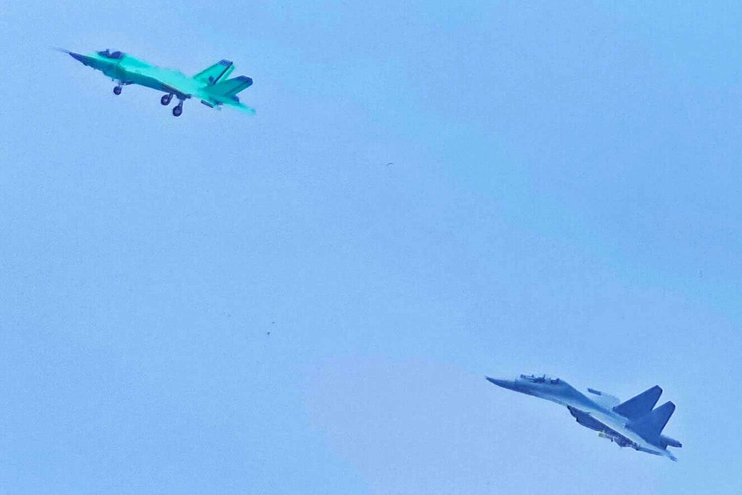 A nova variante baseada no FC-31 foi avistada na China ao lado de um caça J-16 (Reprodução)