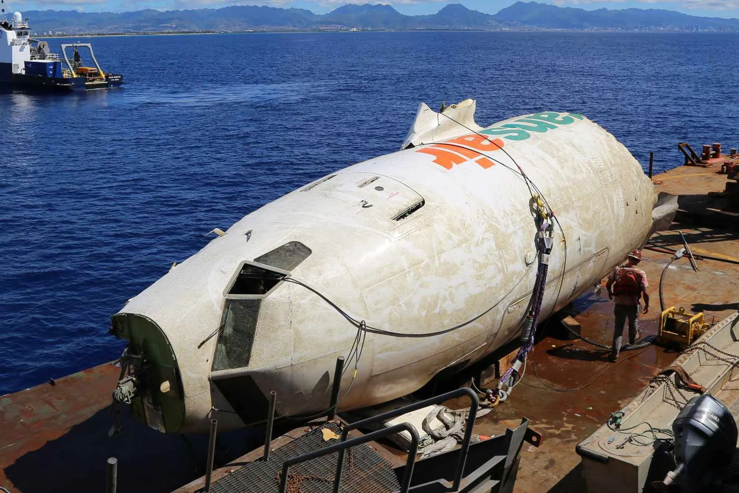 EUA resgatam Boeing 737-200 do fundo do mar no Havaí