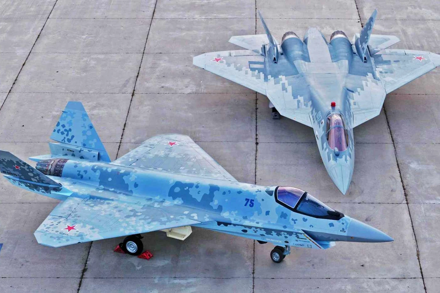 Rússia mostra os caças Su-57 e 'Checkmate' juntos pela primeira vez