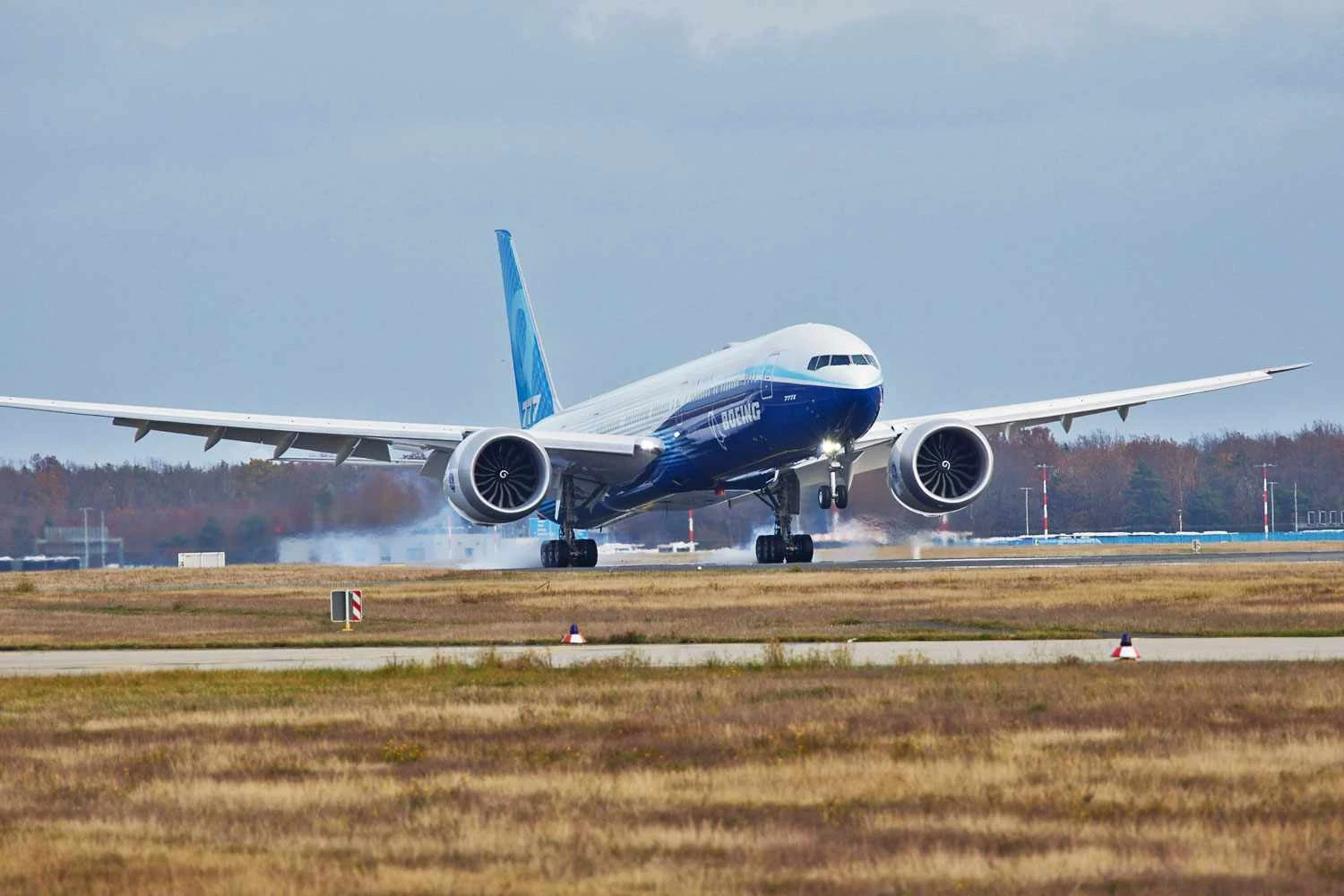 Boeing reconhece problema com motor do 777X dois meses após suspender voos
