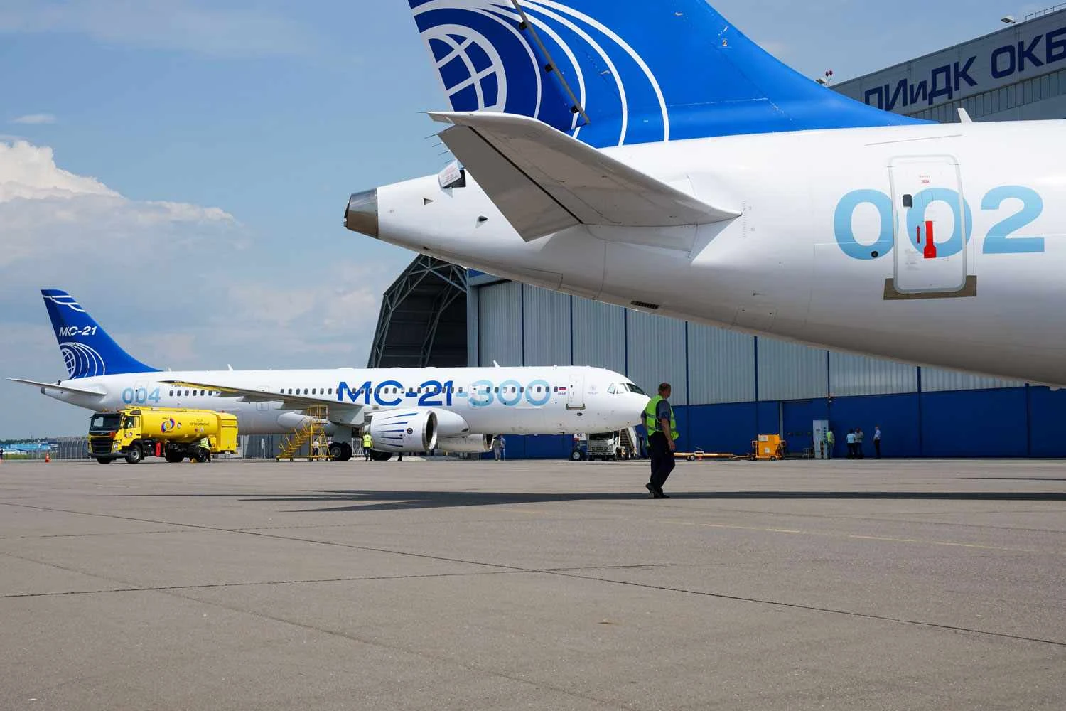 Dois dos protótipos do MC-21-300; versão foi certificada antes da guerra na Ucrânia (UAC)