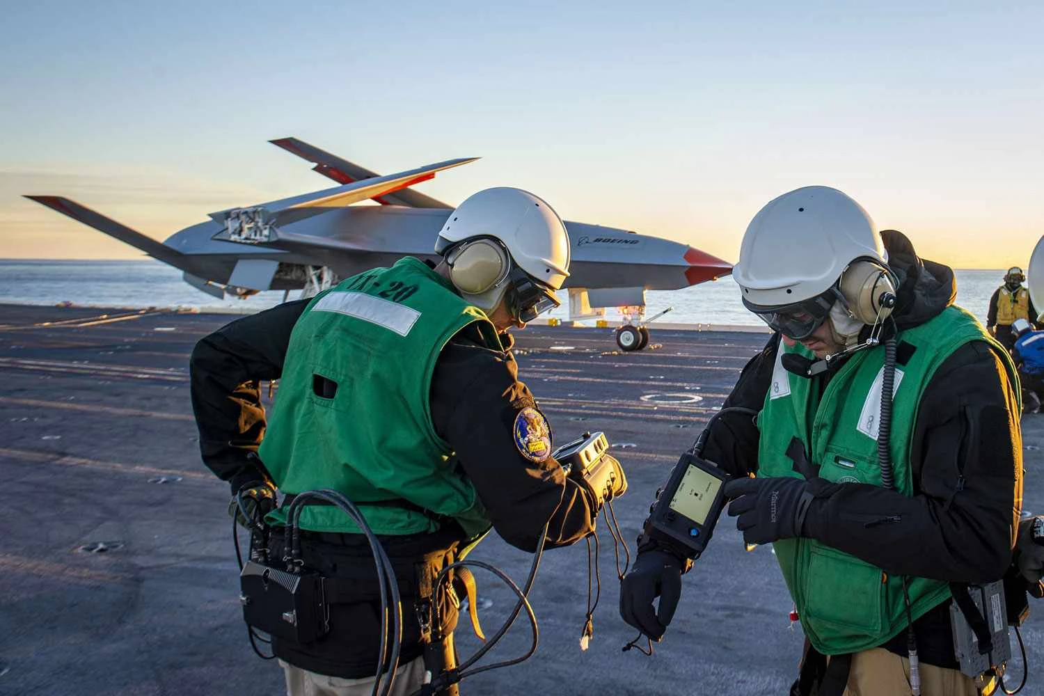 O MQ-25 no convés do porta-aviões (Boeing)