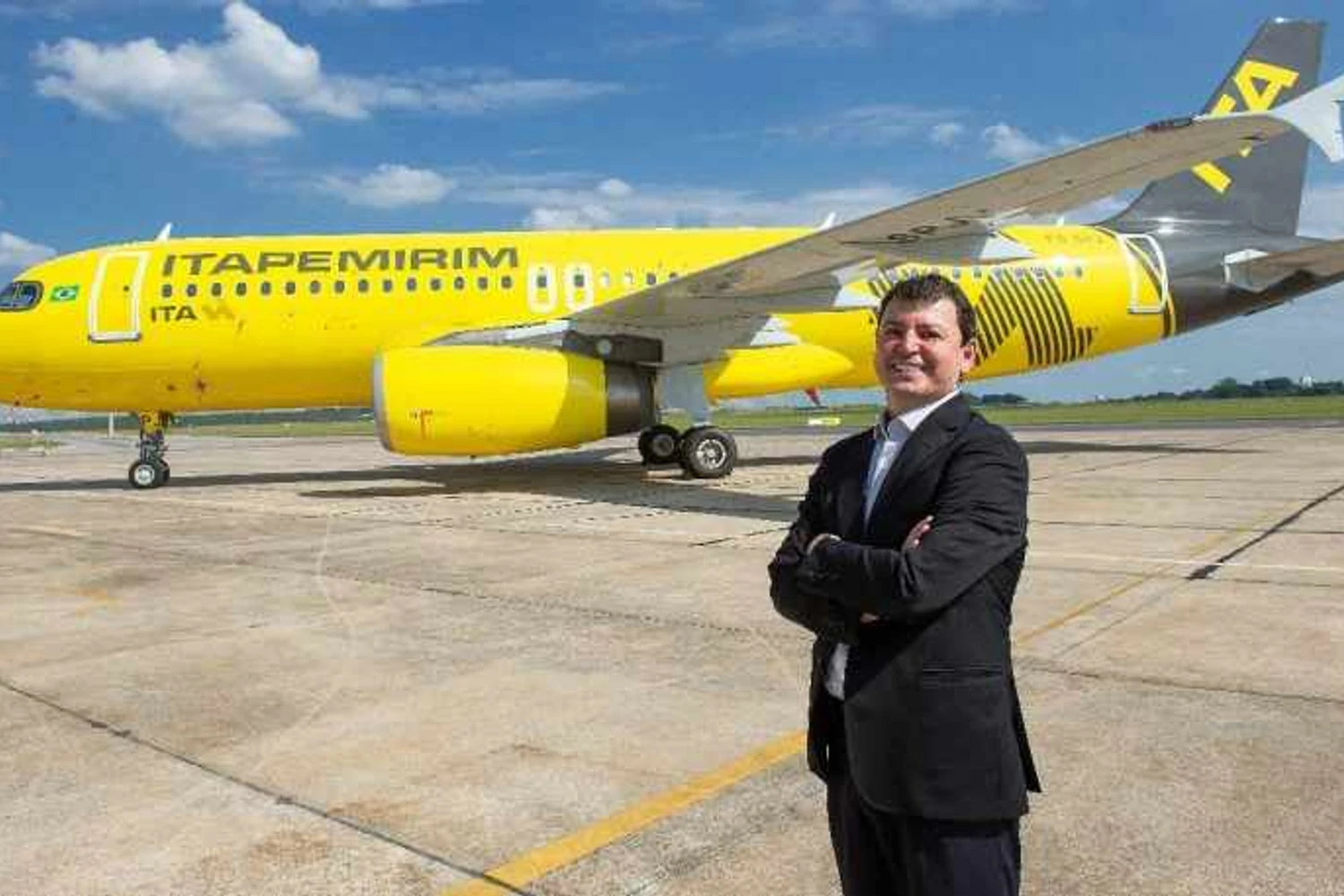 Sidnei Piva, ao lado de um dos A320 alugados (Itapemirim)