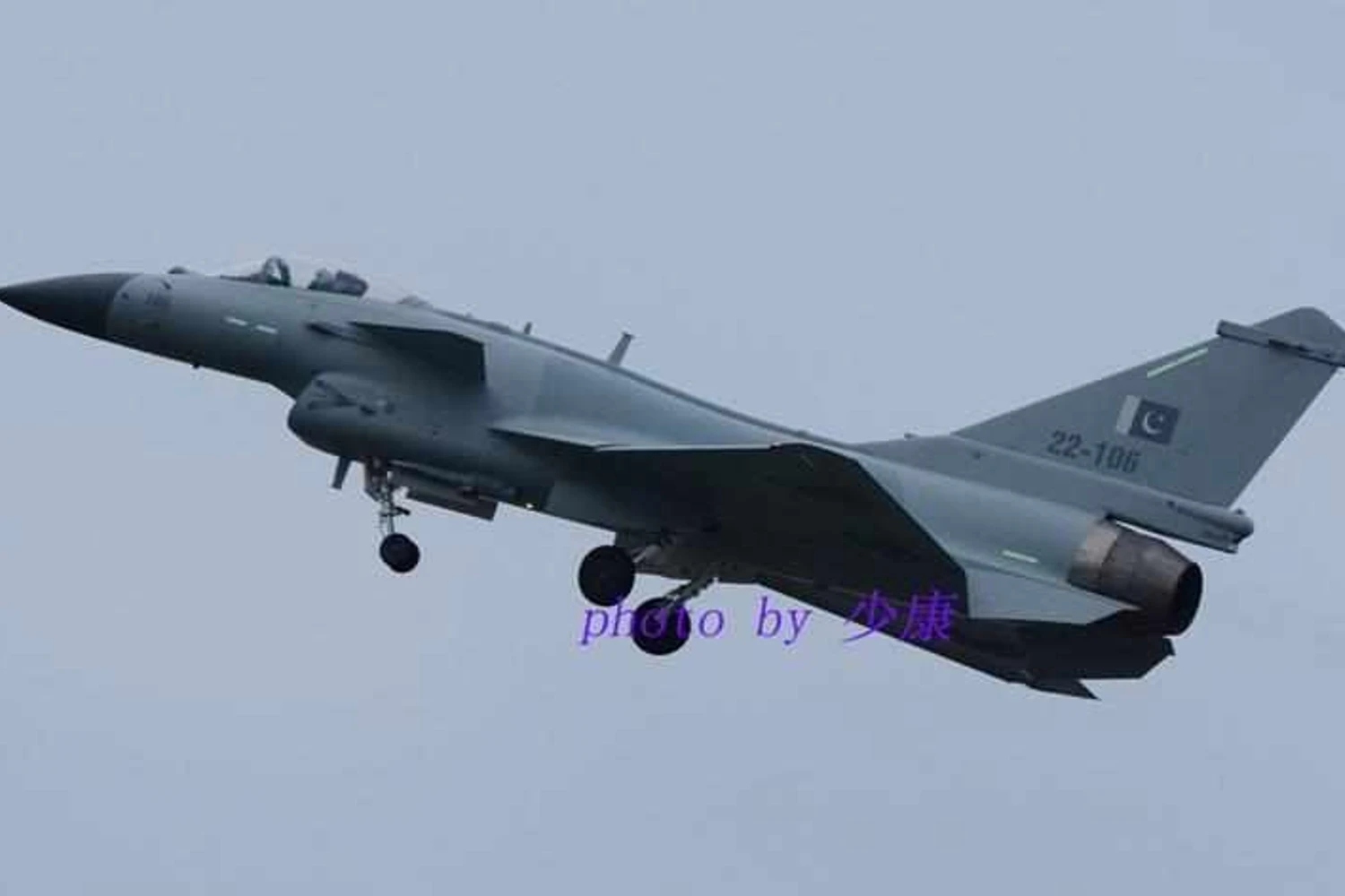 Caça chinês Chengdu J-10 é visto com marcas da Força Aérea do Paquistão