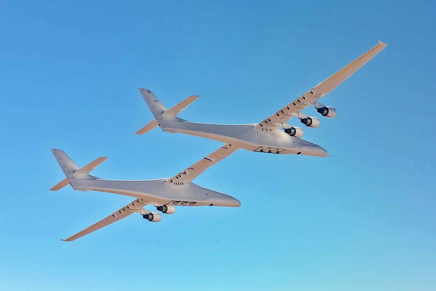 Avião gigante 'Roc' realiza primeiro voo com trens recolhidos