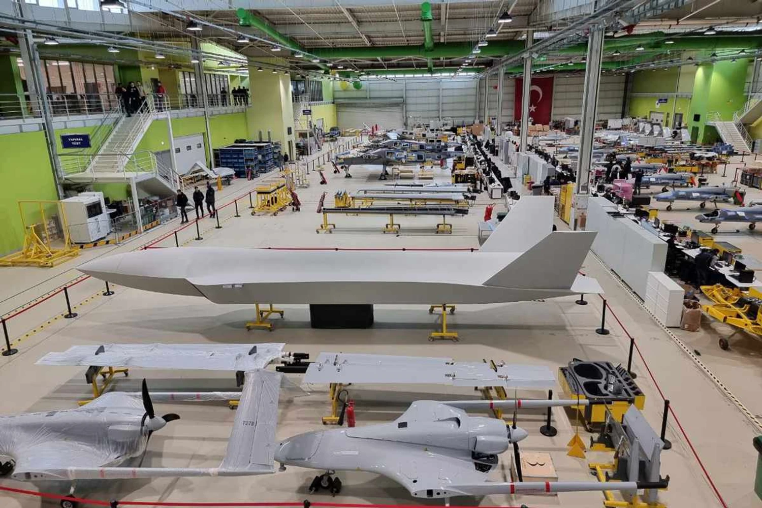Fuselagem do primeiro protótipo do concepção artística do drone Bayraktar Kizilelma na fábrica da Baykar; aeronave pode ter características stealth (Baykar)