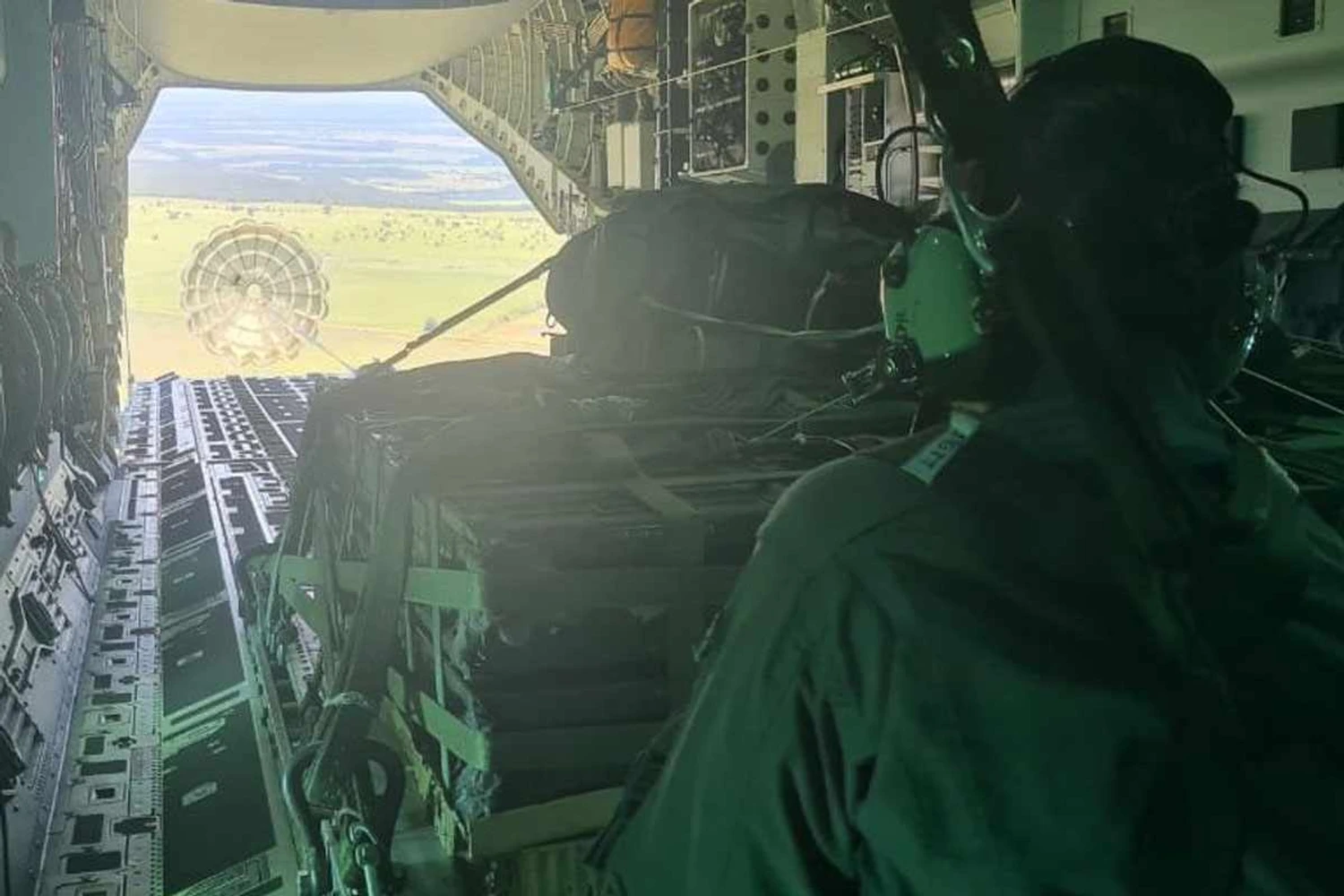 Carga lançada por extração do KC-390 pesava em torno de 1,5 tonelada (FAB)