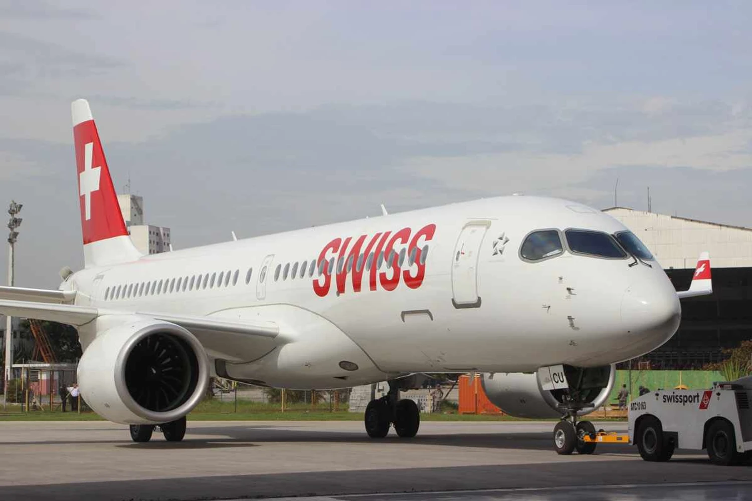 Airbus quer vender o jato A220 no "quintal" da Embraer