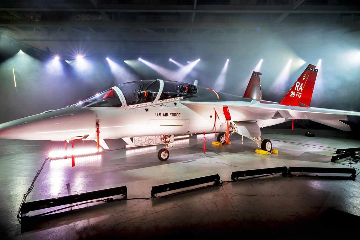 Boeing apresenta o primeiro treinador supersônico T-7A da USAF