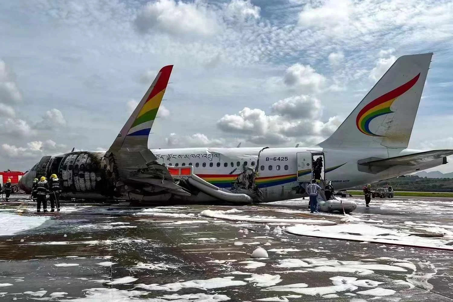 A319 da Tibet Airlines aborta decolagem e pega fogo na China