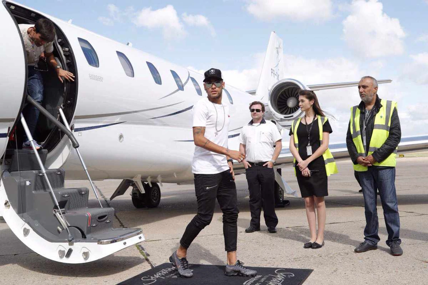 Conheça o jatinho particular usado por Neymar