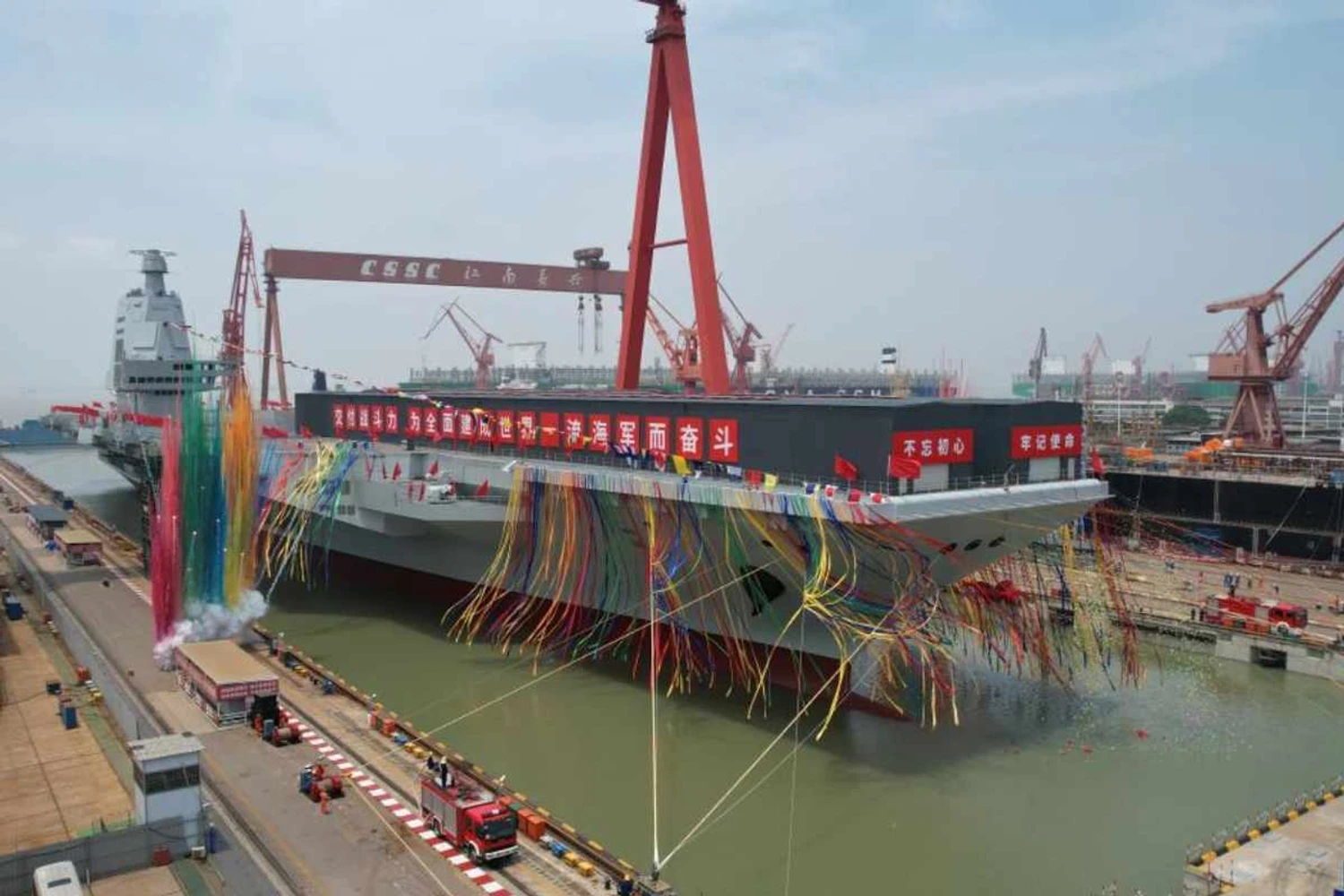 Primeiro porta-aviões construído inteiramente na China é lançado ao mar