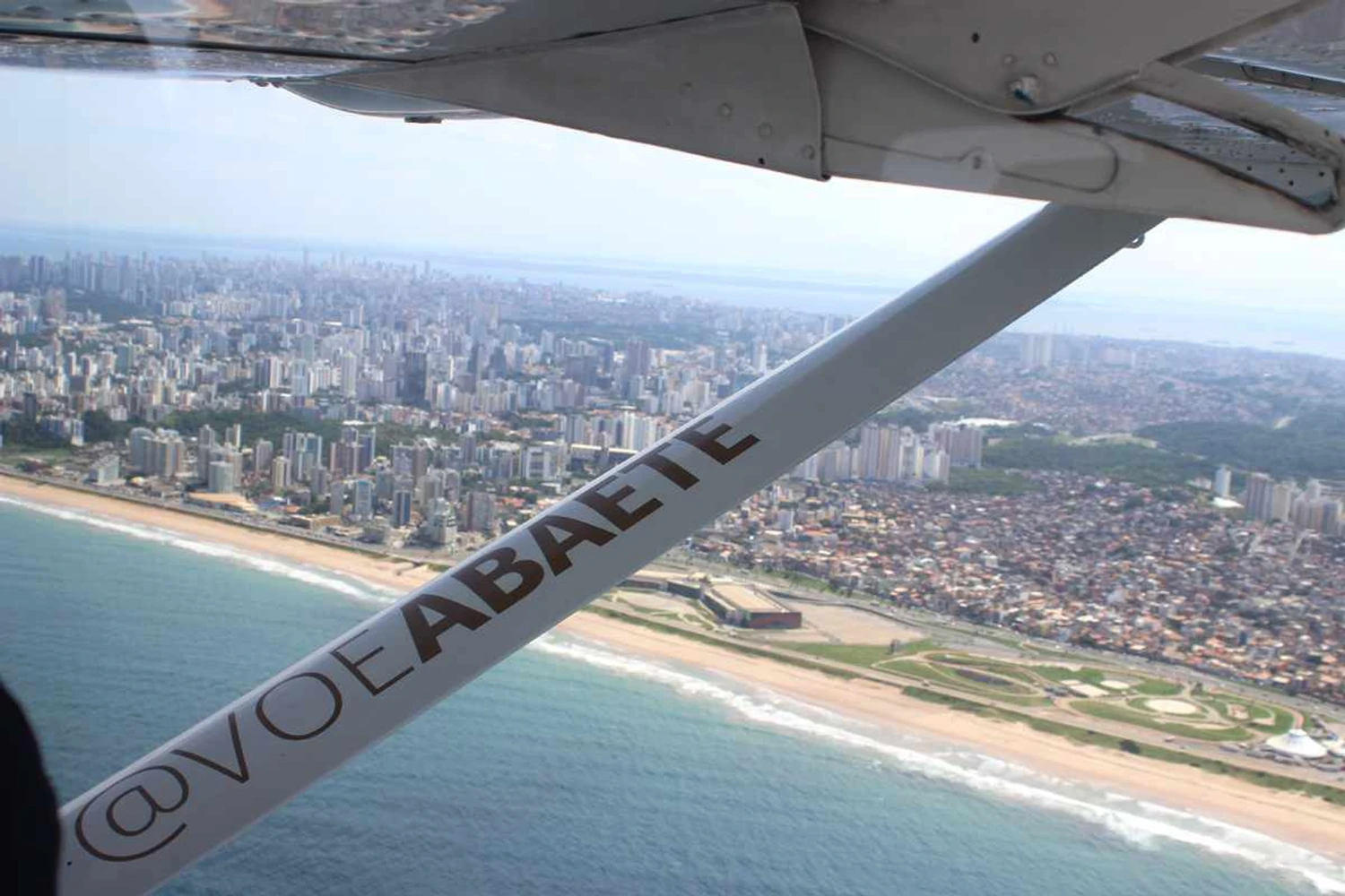 Vista panorâmica de Salvador: voo de 25 minutos é realizado em baixa altitude (Thiago Vinholes)