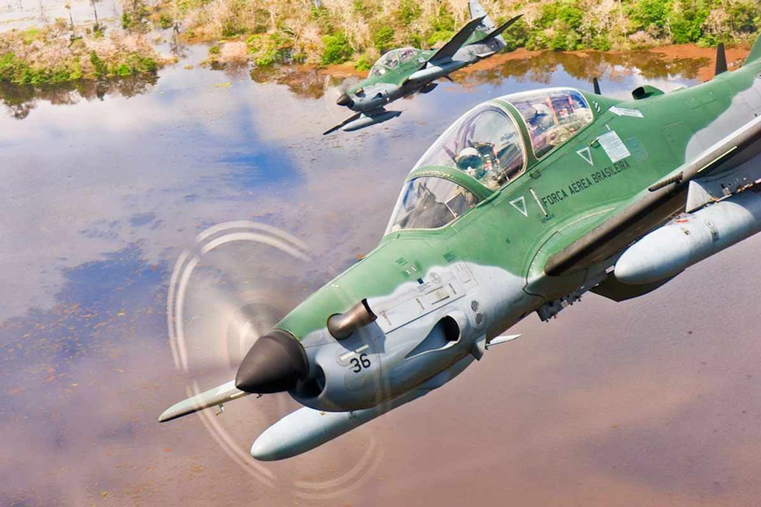 Turboélices A-29 da Força Aérea interceptam avião com mais de meia tonelada de drogas