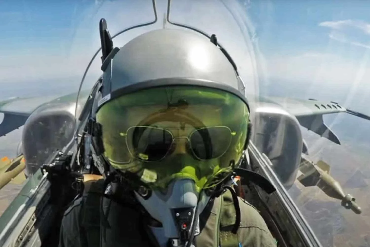 Caça AMX da FAB faz lançamento de bomba guiada a laser em exercício militar