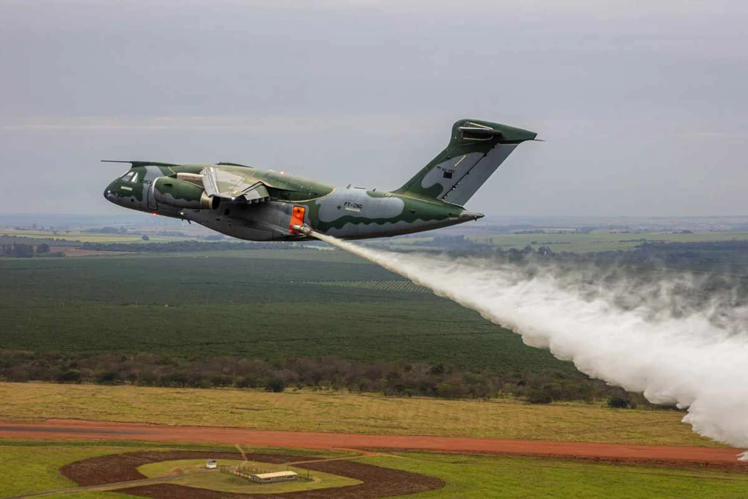 KC-390 testa capacidade de combate a incêndios em treinamento da FAB