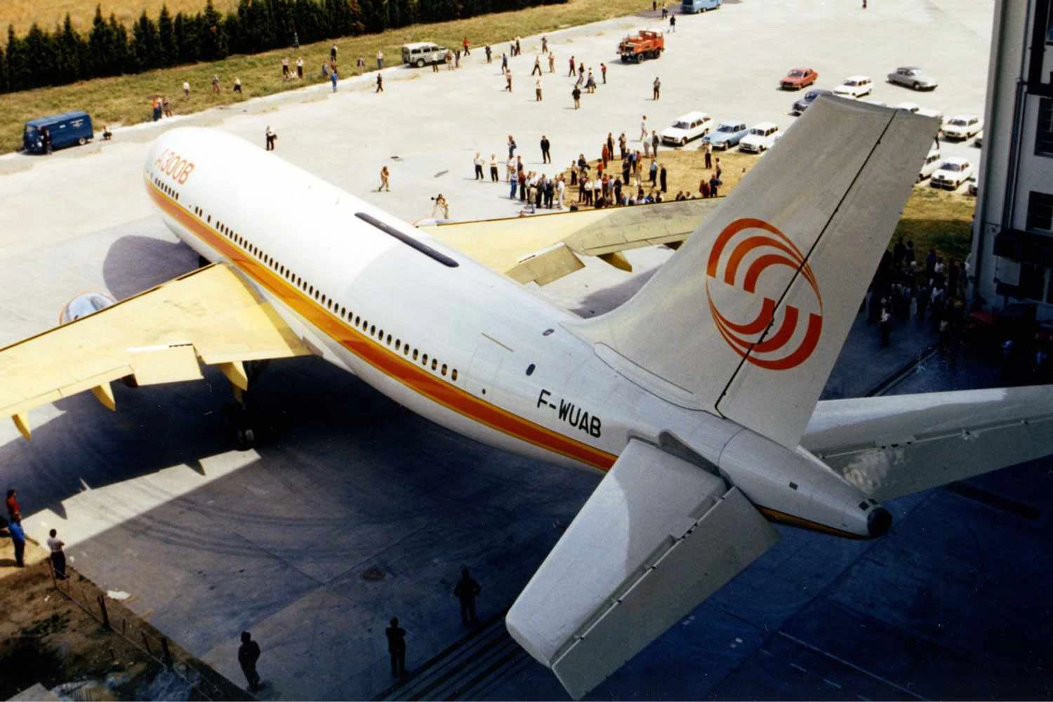 O primeiro A300B sai do hangar (Airbus)