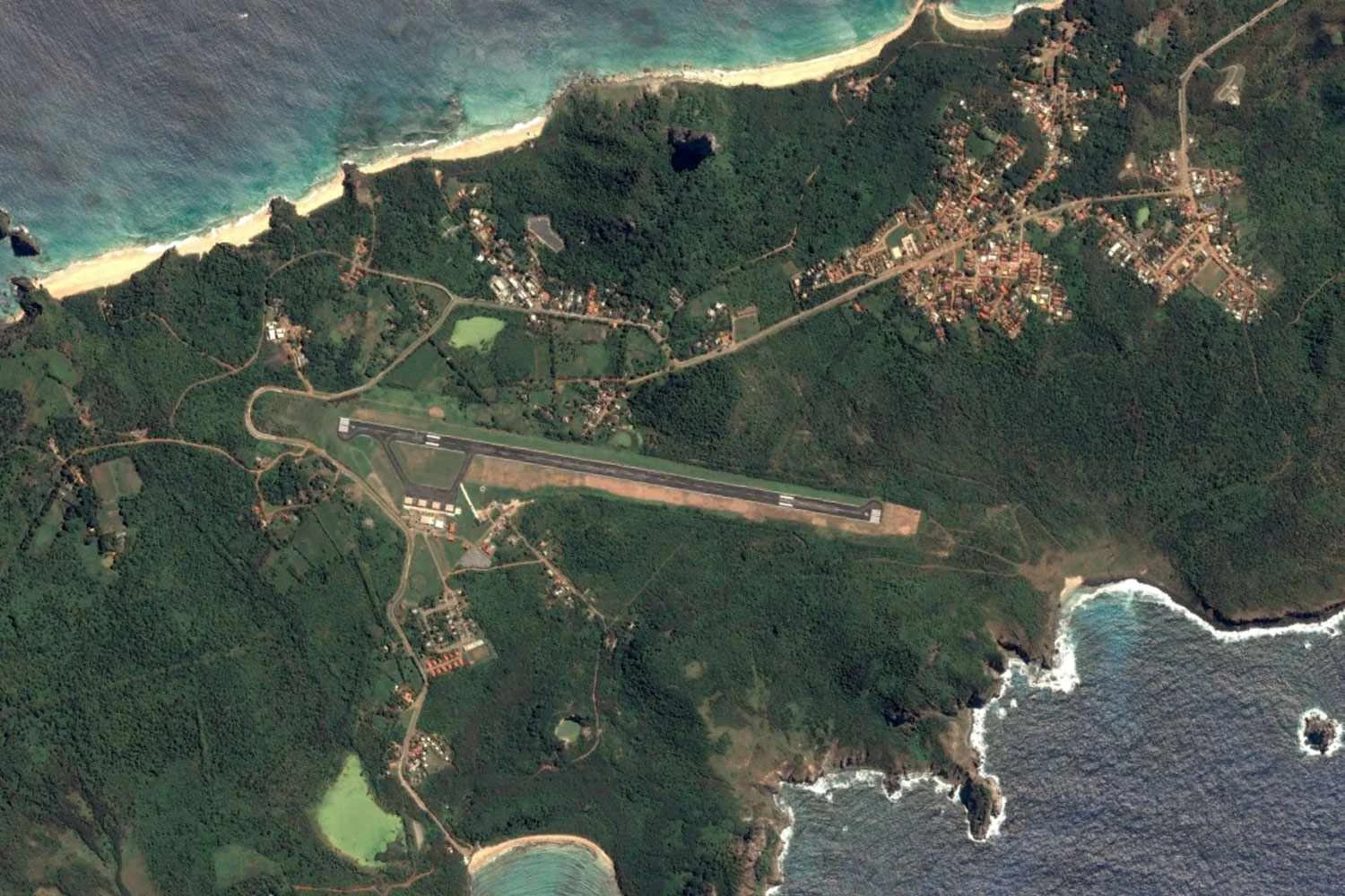 Pista do Aeroporto de Fernando de Noronha tem cerca de 1.900 metros (Google Earth)