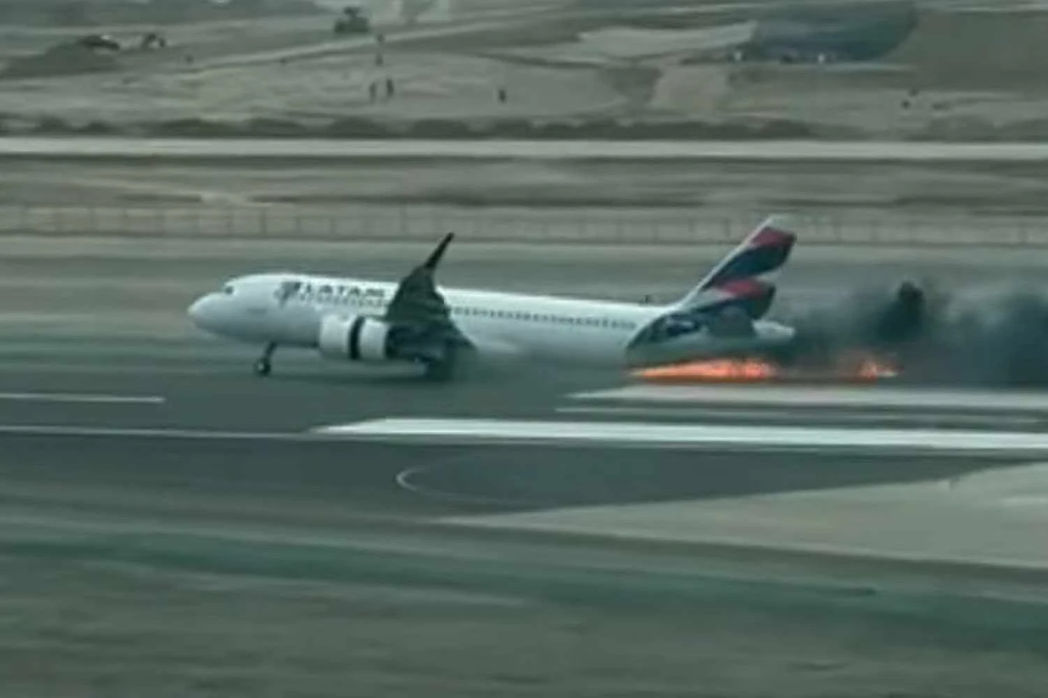 Airbus A320neo da LATAM que se chocou com caminhão de bombeiros (Reprodução)