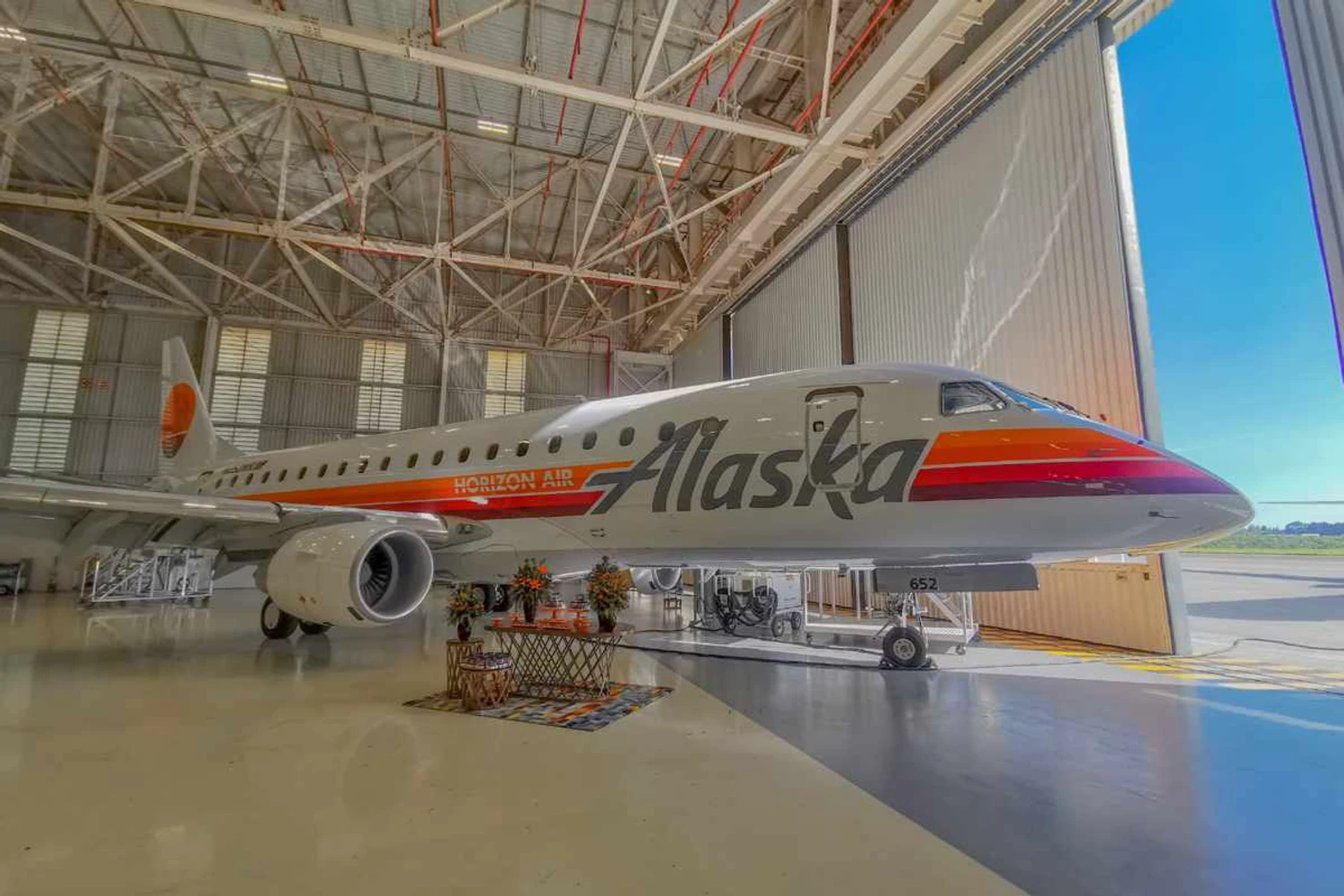Embraer entrega jato E175 com pintura retrô