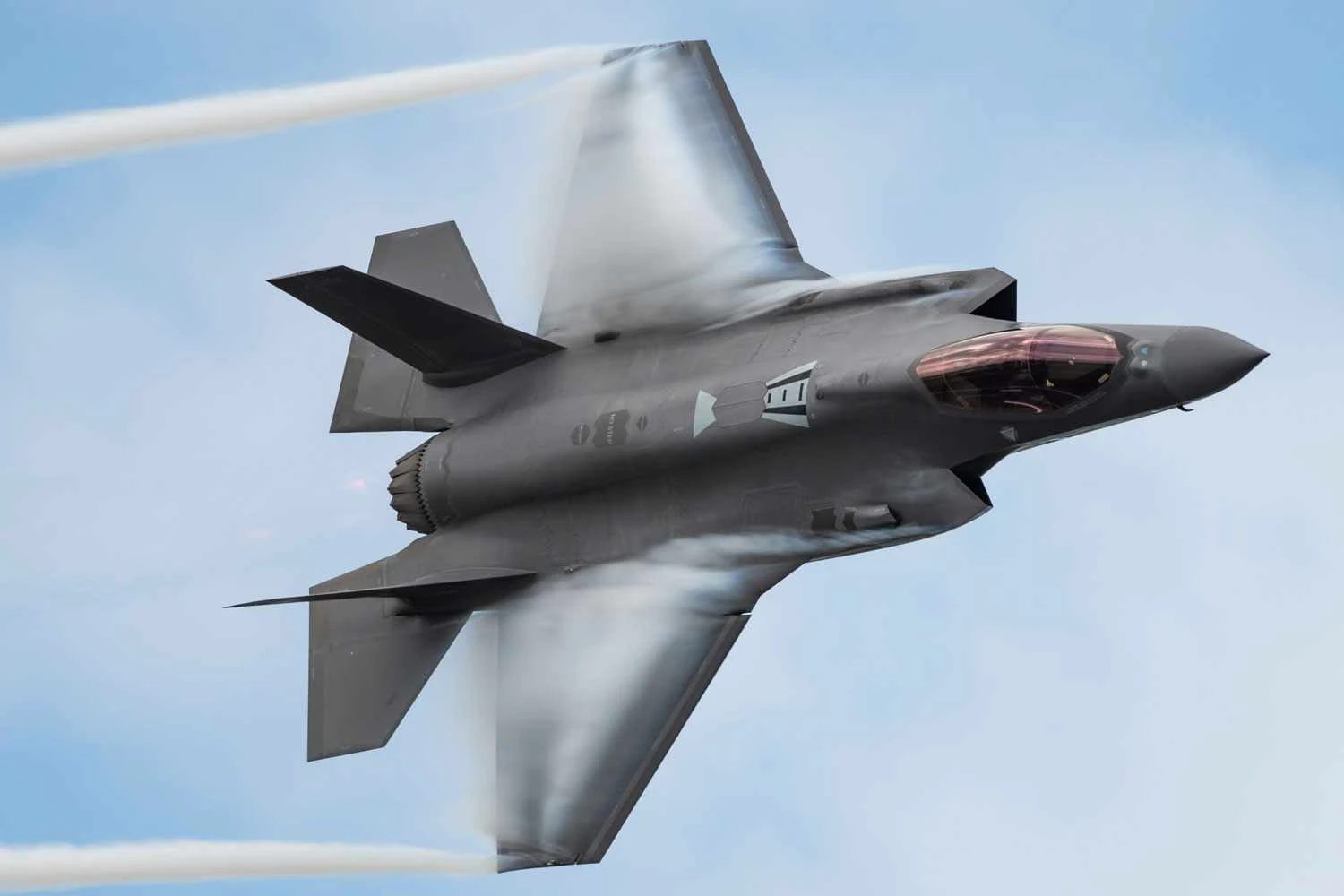 F-35 dos EUA faz pouso de emergência após ser atingido no Irã