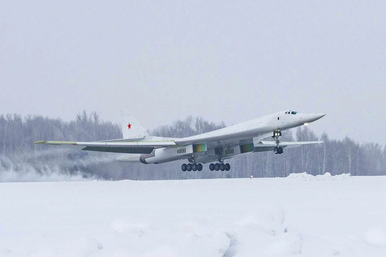 Rússia entrega dois bombardeiros estratégicos Tu-160M modernizados à Força Aérea
