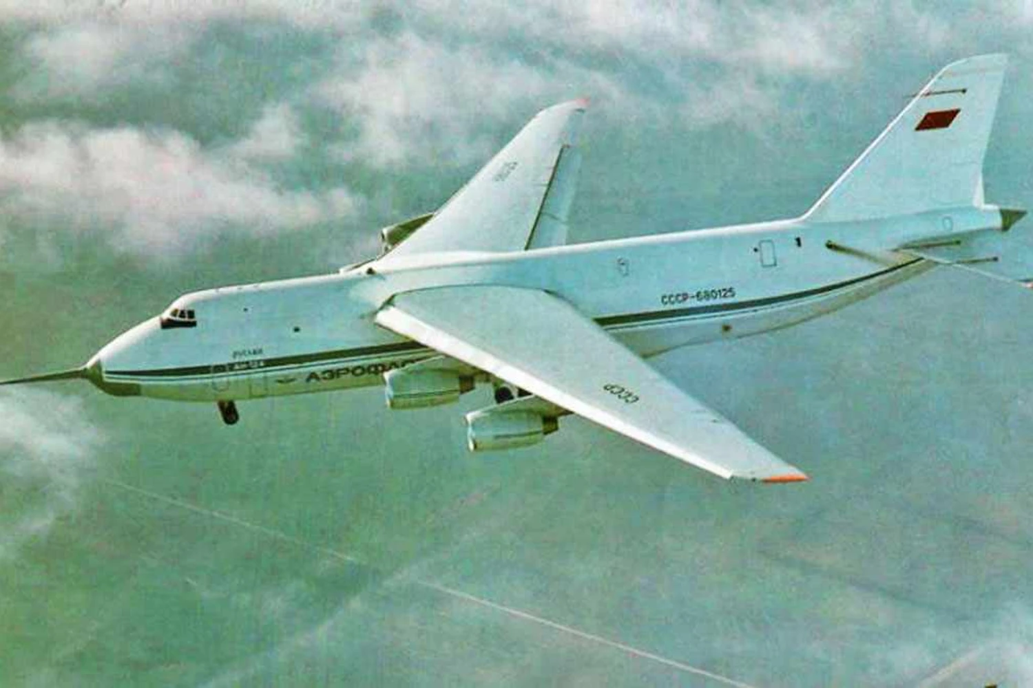 Cargueiro Antonov An-124 vira um 'quarentão'