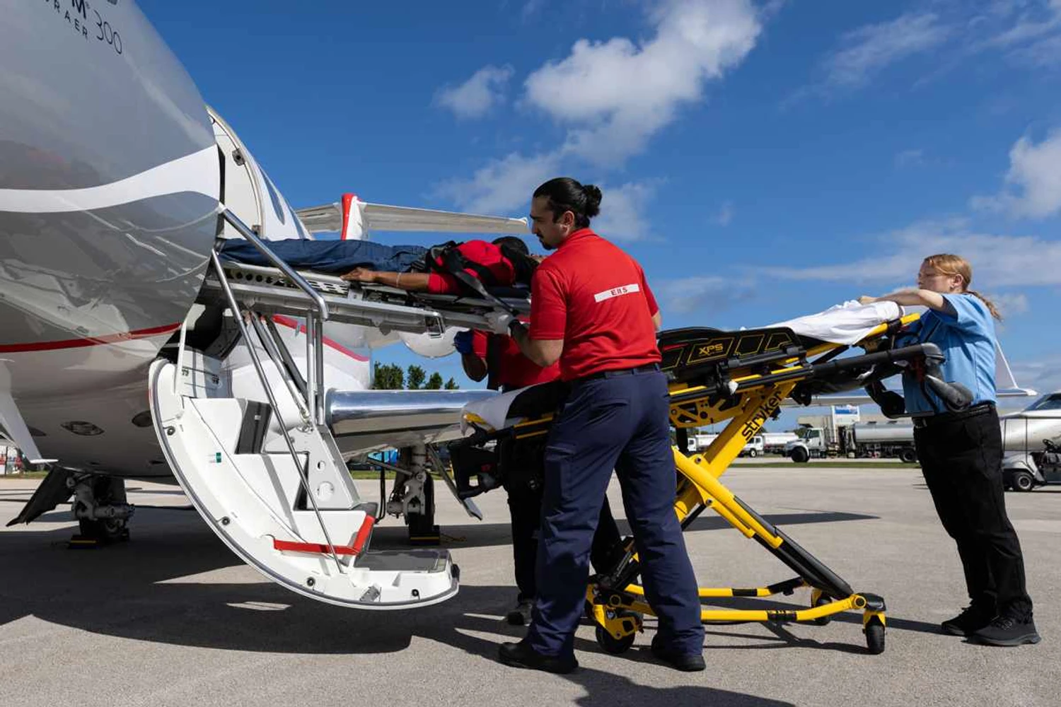 A porta de acesso do Phenom 300MED possui um suporte especial para o embarque de pacientes em macas (Embraer)