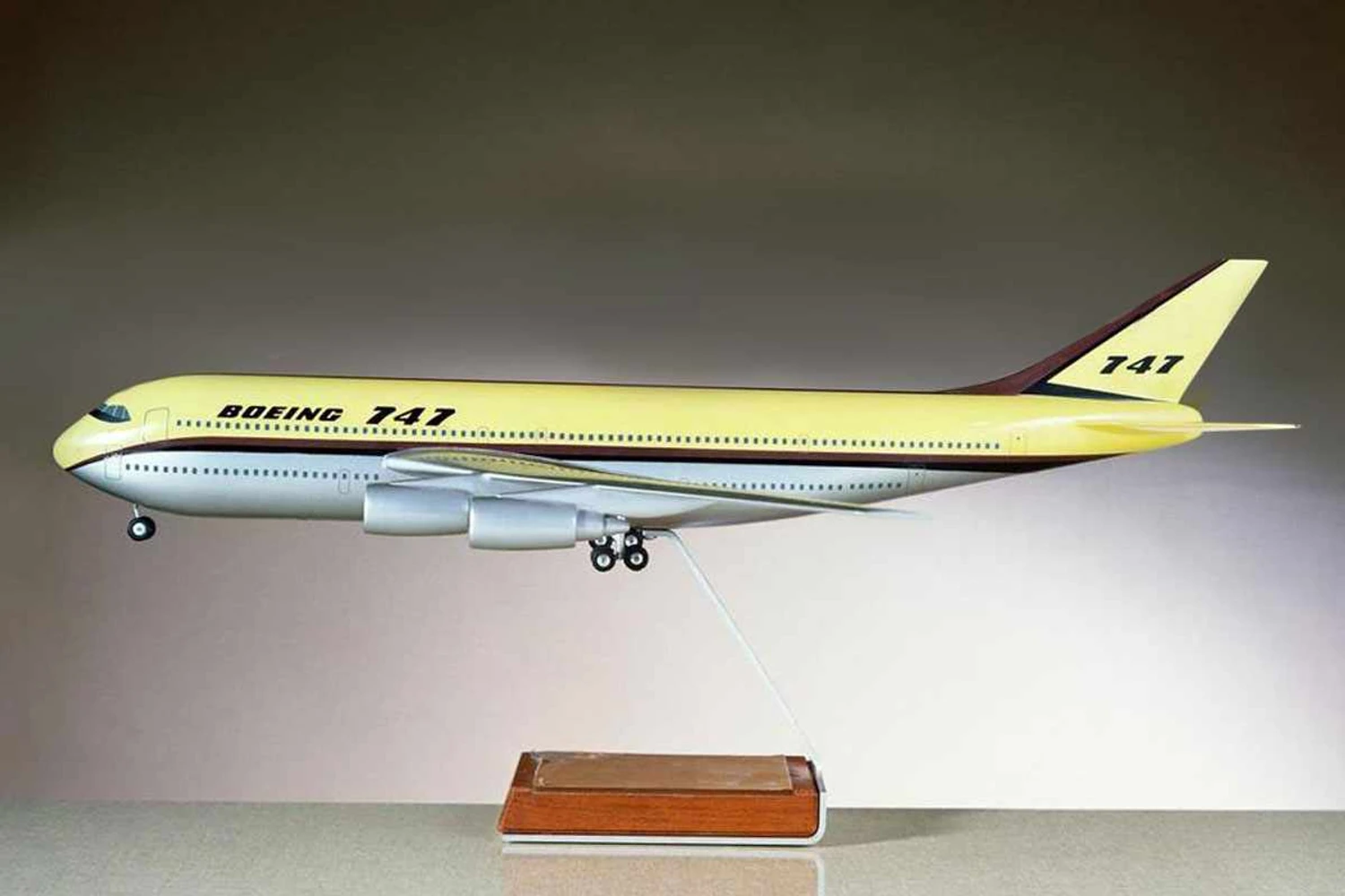 Boeing evaluated a longer fuselage and wings installed at mid-height (Boeing)