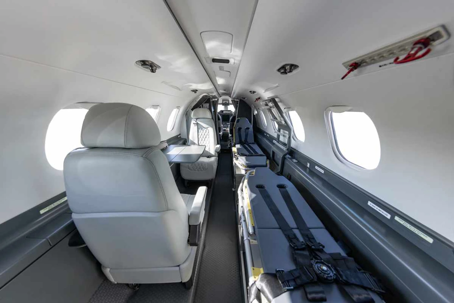 Interior do Phenom 300MED pode ser configurado rapidamente de acordo com às necessidades dos profissionais de saúde e dos pacientes (Embraer)