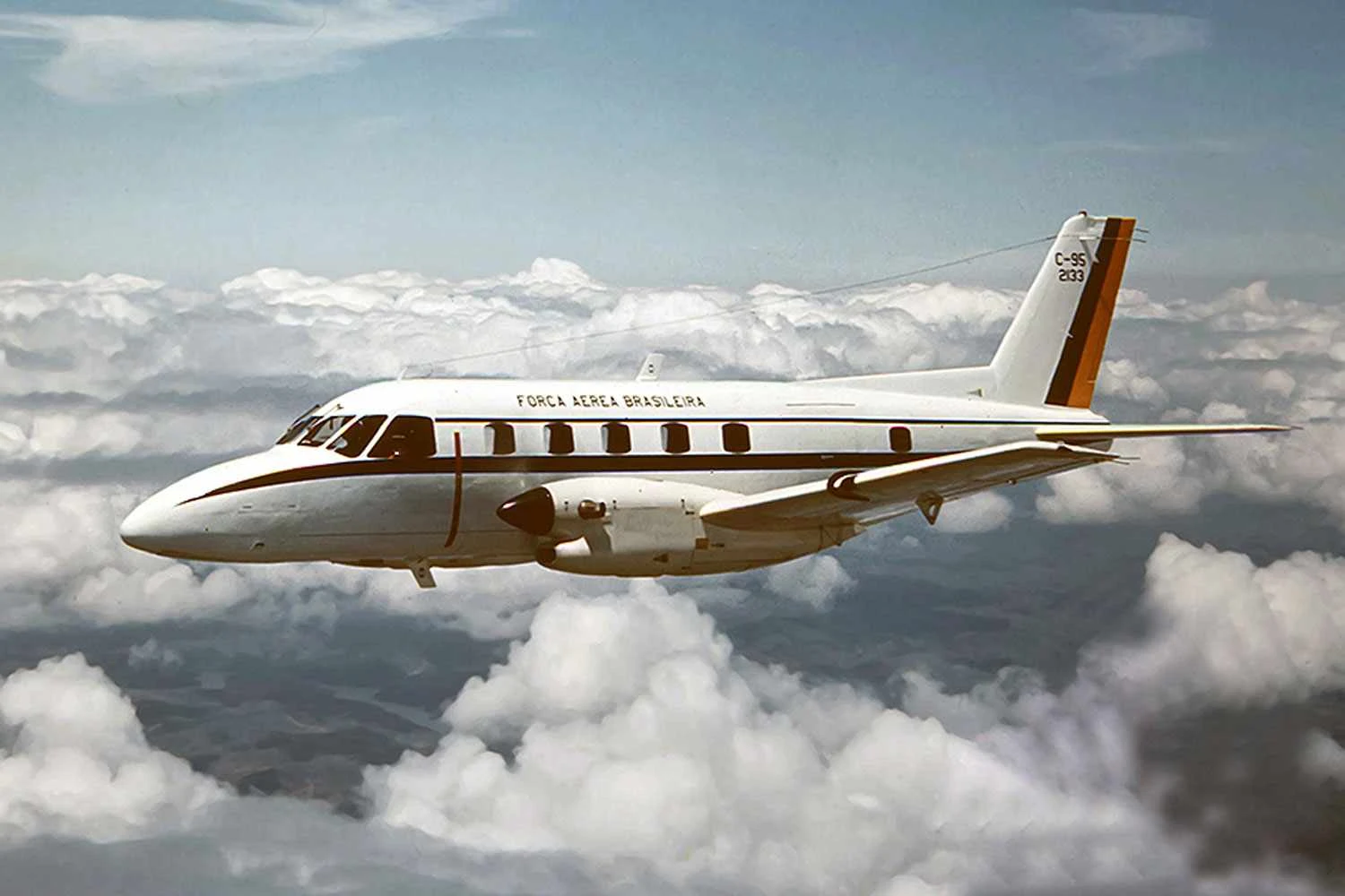 Sem sucessor, pioneiro Embraer Bandeirante completa 50 anos em operação