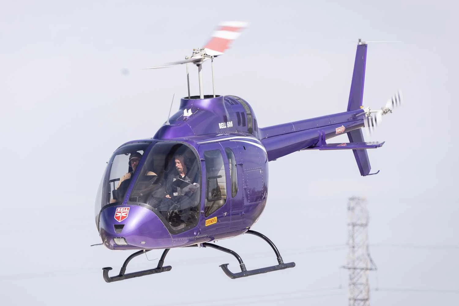 Bell 505 torna-se o primeiro helicóptero monoturbina a voar com 100% SAF