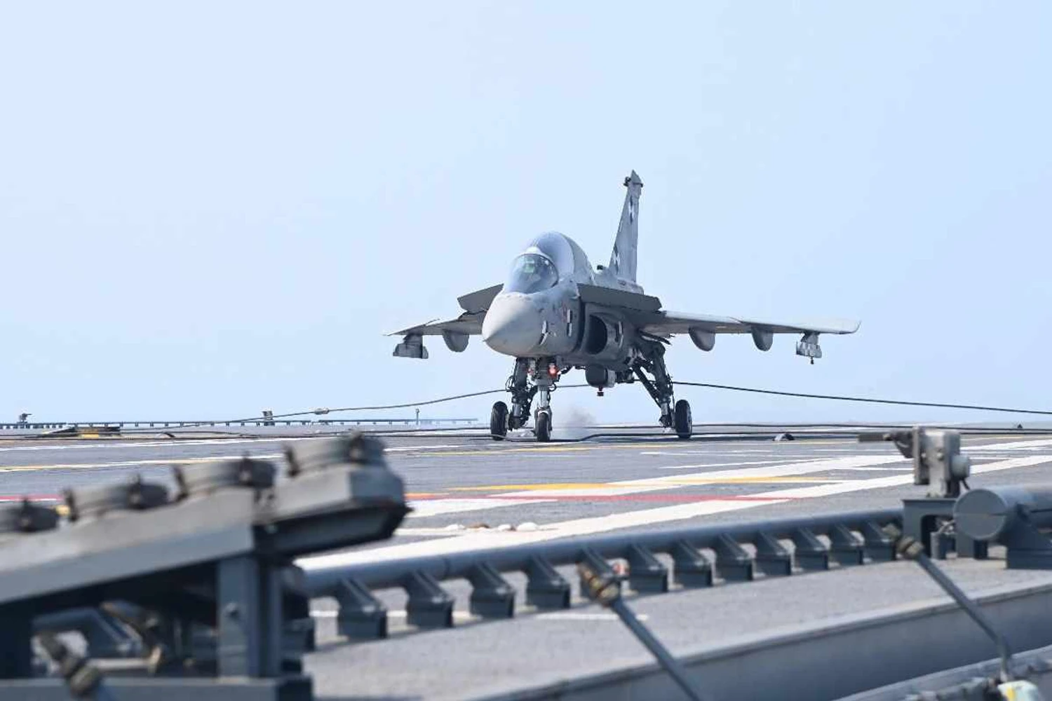 Caça indiano HAL Tejas completa primeiro pouso no porta-aviões Vikrant