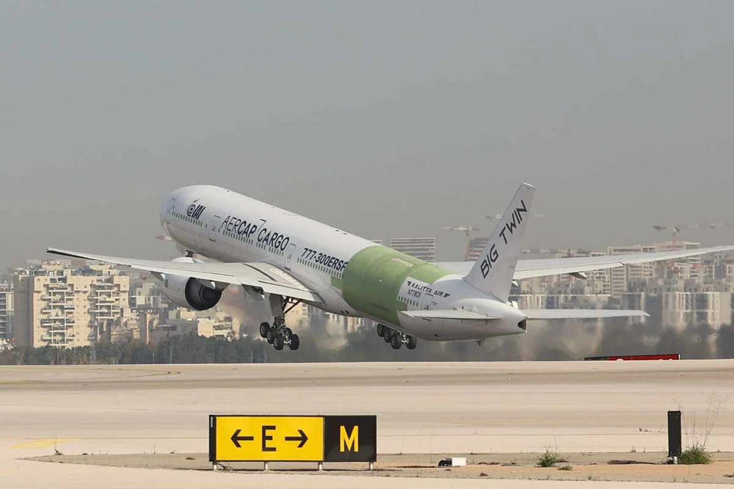 Primeiro do mundo: Boeing 777 convertido em cargueiro voa em Israel
