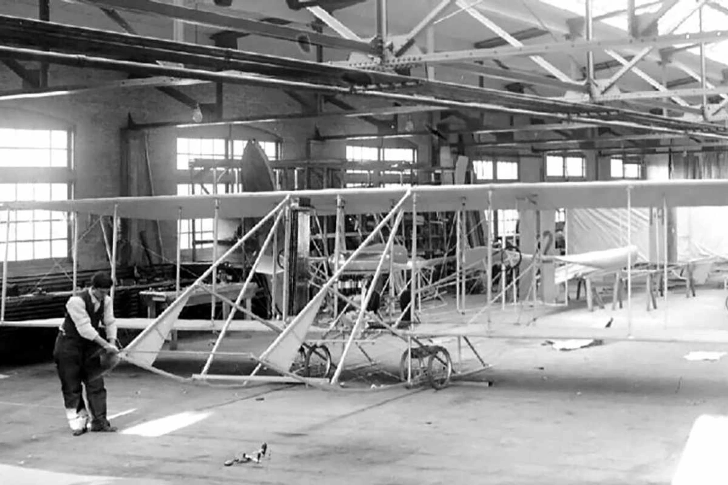 Primeira fábrica de aviões dos EUA, prédio histórico dos irmãos Wright pega fogo