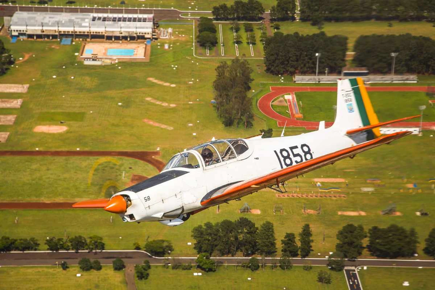 Quer ser piloto de avião militar? FAB abre 140 vagas para jovens estudantes