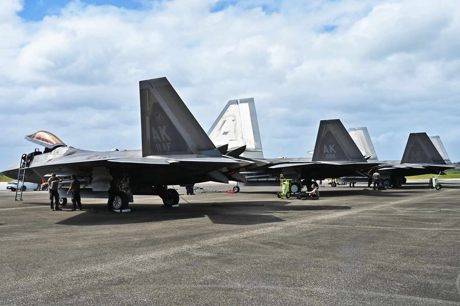 Caças F-22 Raptor fazem inédito exercício a partir de pequena ilha no Pacífico