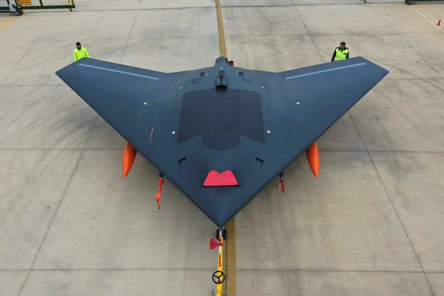 Novo drone militar em forma de asa é revelado na Turquia