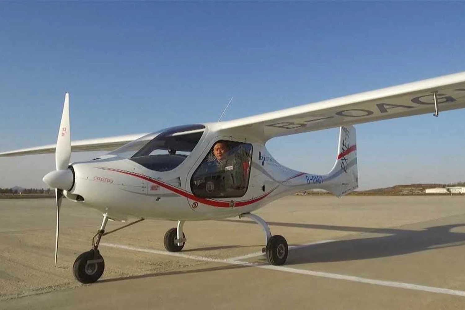 Hidroavião é baseado no primeiro avião elétrico produzido na China, o RX1e )Divulgação)